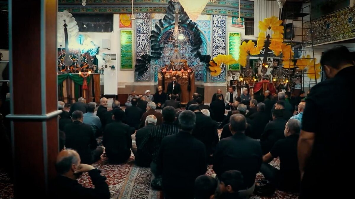 محرم و صفر سراسر جلوه‌ای از زیبایی است. این دو ماه که ماه غم و ماتم سیدالشهدا (ع) است اما در آن جز زیبایی چیز دیگری نمی‌توان دید. روزهای محرم و صفر، روزهای کنار هم بودن است. روزهای با هم بودن و با هم یکی شدن زیر پرچم حسین ابن علی(ع) . در نخستین شب‌های محرم، هیئت‌های سنتی پایین خیابان مشهد مقدس با هم در حسینیه ابوالفضلی‌های رضائیه جمع شدند و لباس سیاه به تن کردند و شال عزا به گردن آویختند.