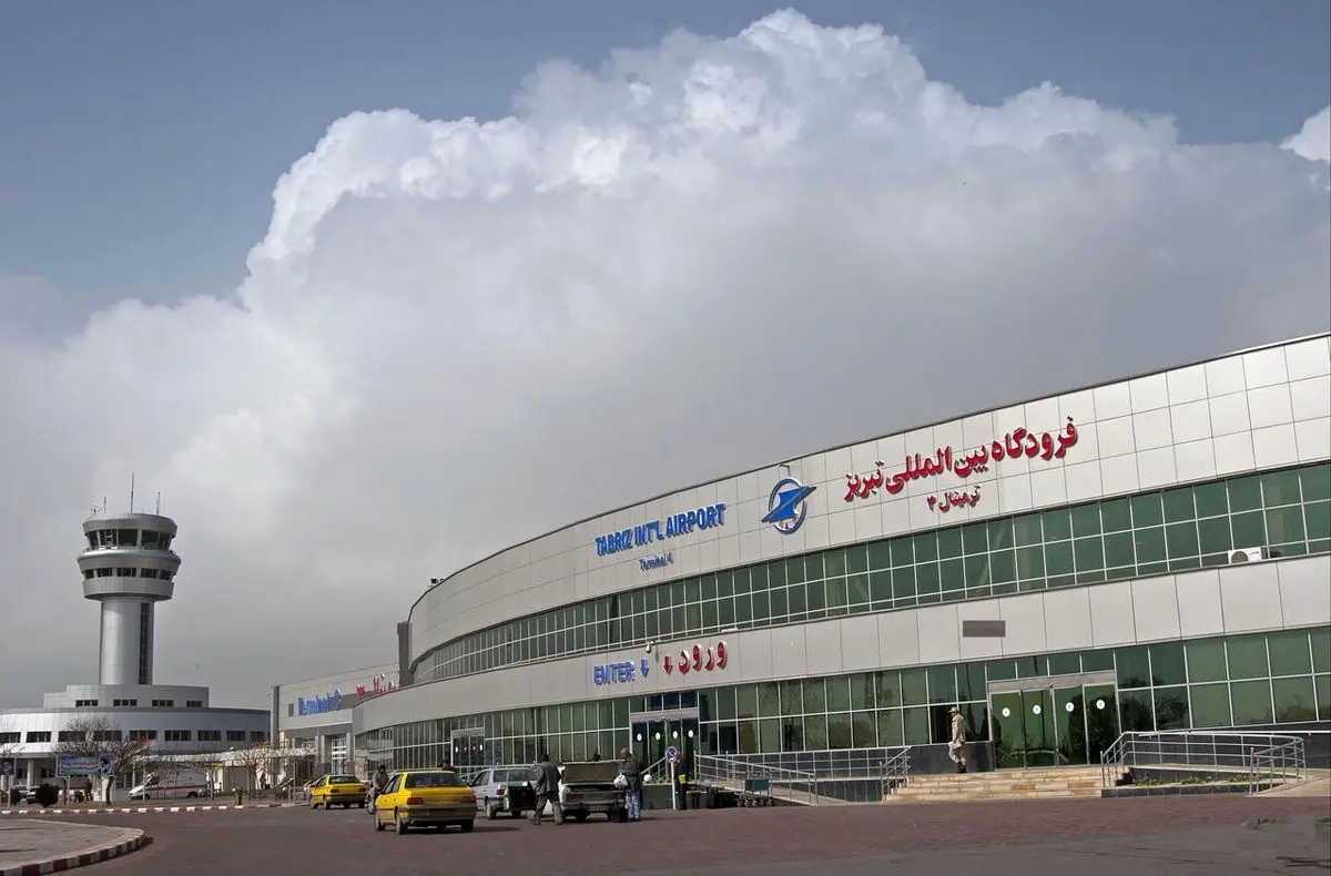 مرمت و بازسازی باند فرودگاه تبریز آغاز شده است. باند این فرودگاه در جریان حملات تروریستی رژیم صهیونیستی آسیب دیده و اکنون اعلام شد که فرآیند بازسازی این باند تا آخر هفته جاری به اتمام خواهد رسید.