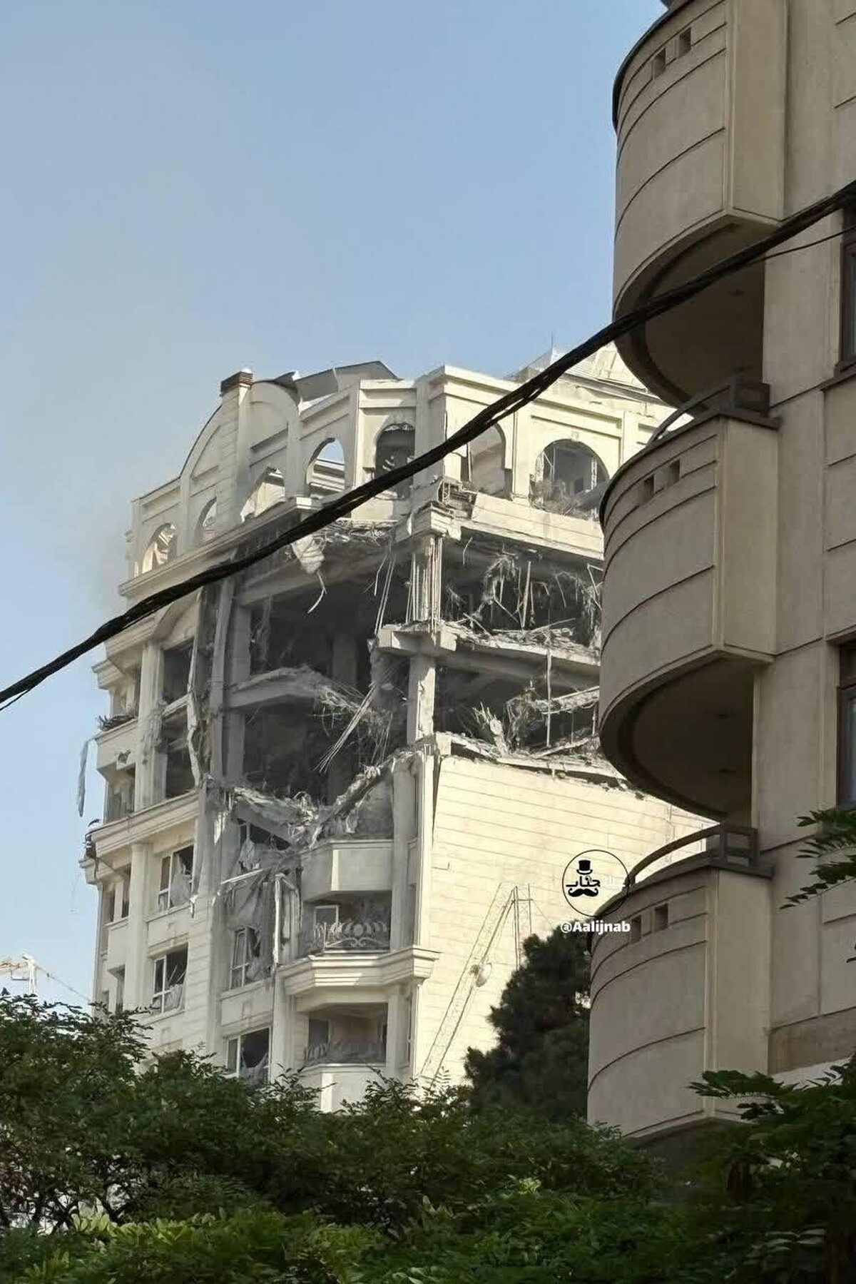 در این ویدئو، تصاویر مربوط به منزل دریابان شمخانی بعد از حمله رژیم صهیونیستی را مشاهده می‌کنید.