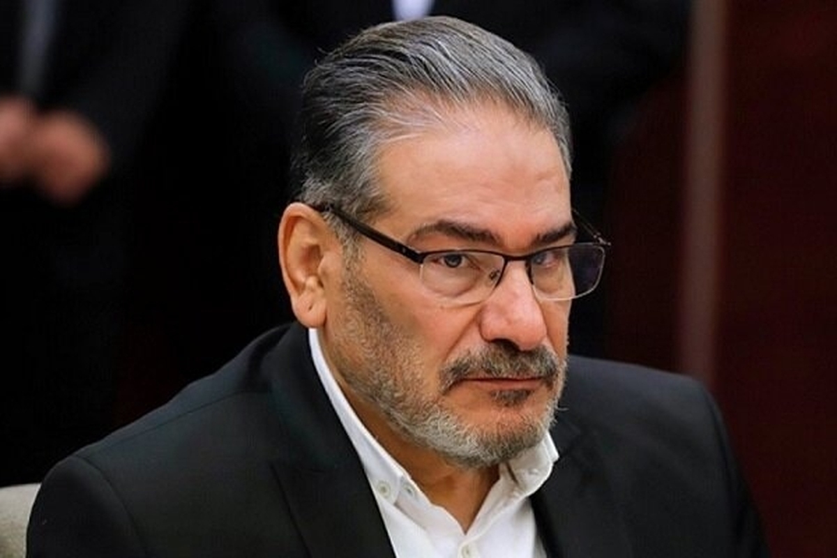 در این ویدئو دریادار شمخانی از لحظه حمله رژیم صهیونیستی تا لحظه نجاتش از زیر آوار روایت می‌کند، او می‌گوید سه ساعت زیر آوار بودم و نمازم را زیر آوار خواندم.