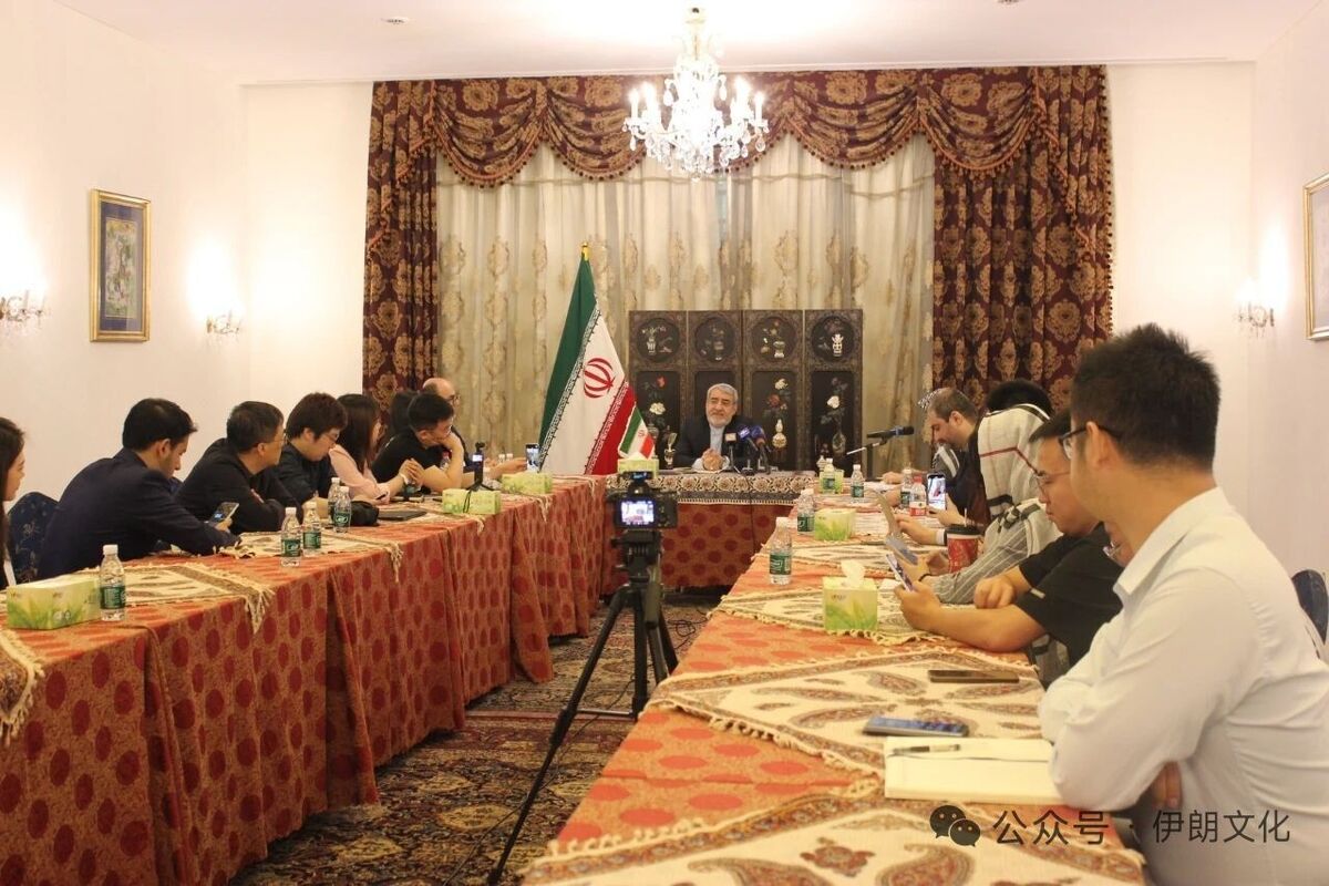 سفیر ایران در چین ضمن قدردانی از حمایت پکن پس از تجاوز رژیم صهیونیستی به ایران به موضوع مذاکرات میان ایران و آمریکا پرداخت و با تاکید بر اینکه تهران هیچ وقت میز مذاکره را ترک نکرده‌است، شرایط کنونی را مساعد برای تداوم گفت‌وگوها ندانست.