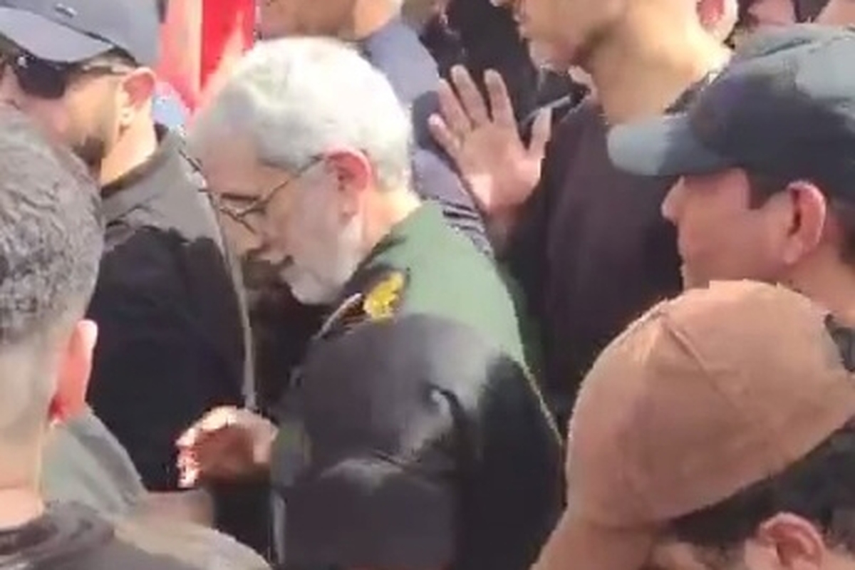 حضور سردار قاآنی، فرمانده سپاه قدس، به همراه همسرش در مراسم تشییع پیکرهای مطهر شهیدان «سرلشکر محمود باقری» و «سرلشکر امیرعلی حاجی‌زاده».