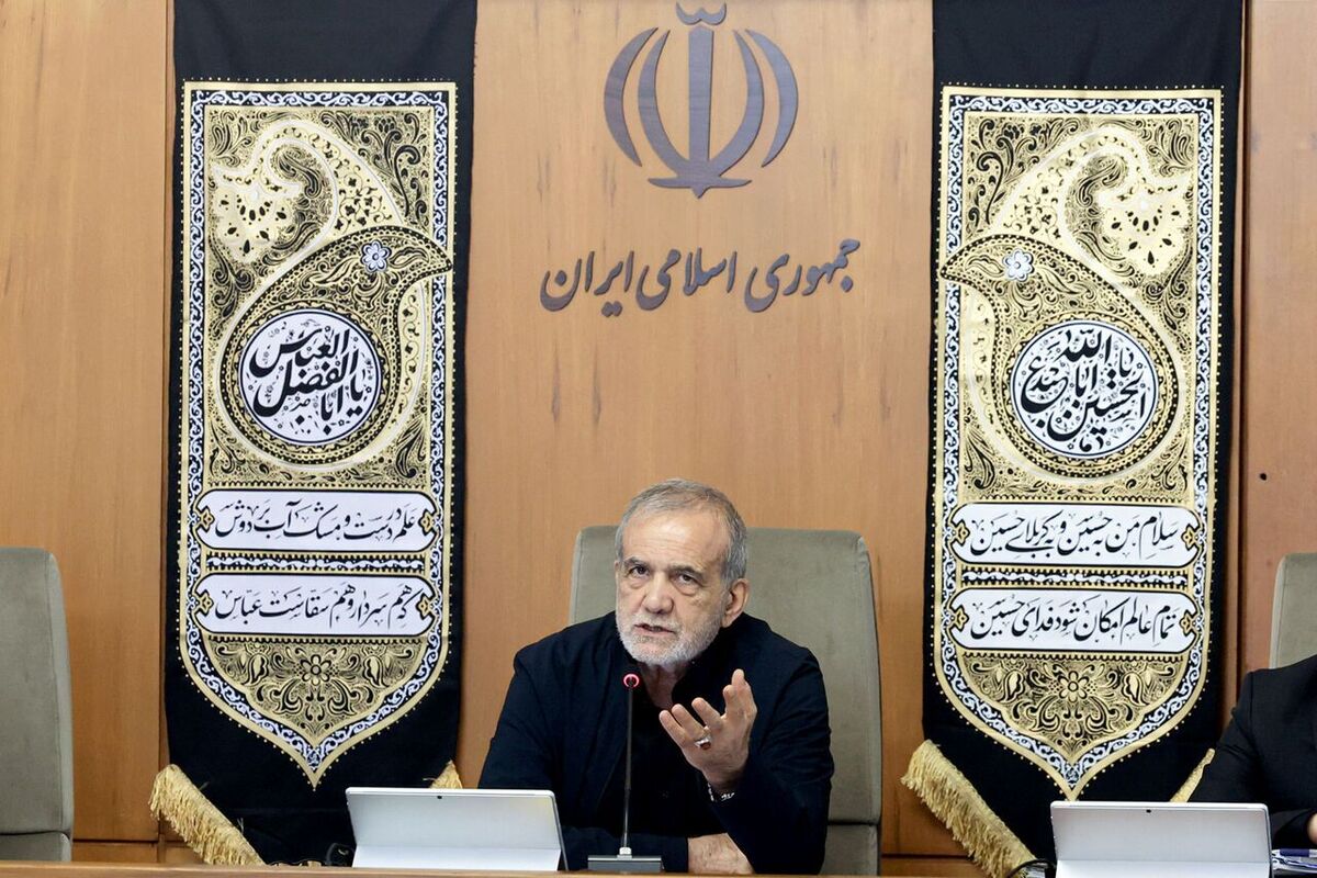 رئیس جمهوری گفت: با توجه به ضرورت همبستگی بین کشور‌های اسلامی و با هدف گسترش همکاری‌های همه‌جانبه، جمهوری اسلامی ایران آماده است همکاری تمام عیاری با شورای همکاری خلیج فارس داشته باشد و از این رهگذر فصل نوینی را در روابط با همسایگان در حوزه خلیج فارس آغاز کند.