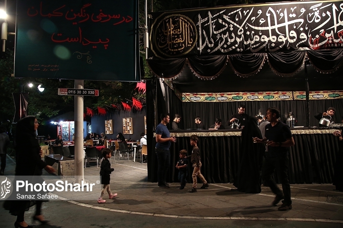 ماه محرم است و ماه یادآوری عطش در کربلا. سال‌هاست کوچه و خیابانی در شهر یافت نمی‌شود که در آن خیمه‌ای برای پذیرایی برپا نشده باشد و گلوی عزاداران حسینی را تَر نکند؛ به یاد تشنه کامی شهدای کربلا.