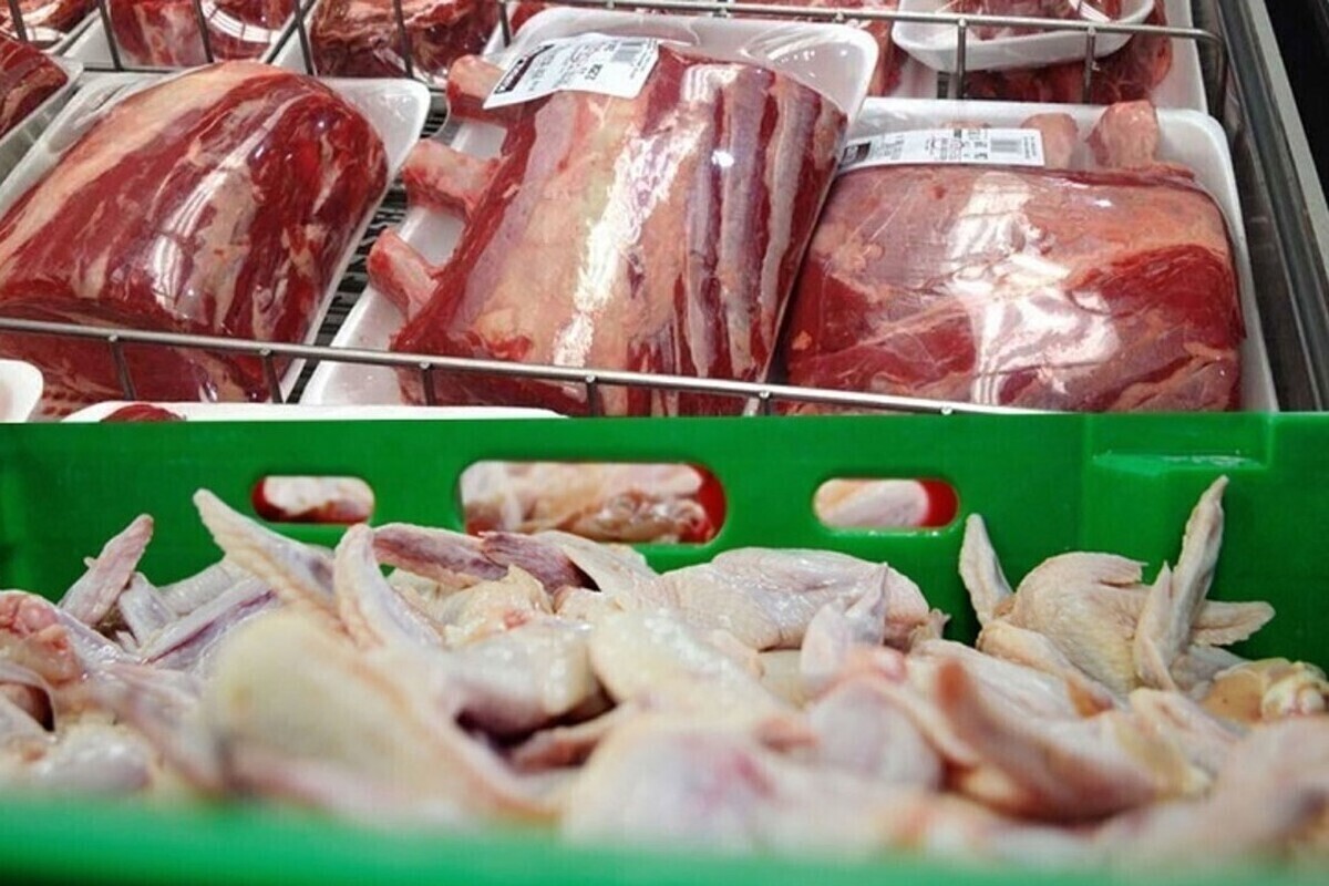 قیمت گوشت مرغ و گوشت قرمز در سطح شهر مشهد نسبت به سایر مناطق کشور ارزان‌تر است.