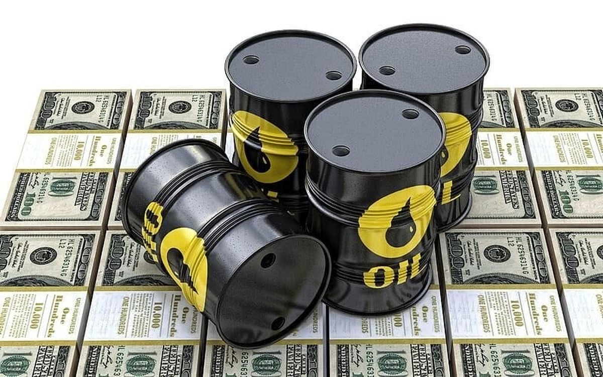 قیمت نفت در معاملات روز دوشنبه بازار آسیا کاهش یافت، زیرا کاهش ریسک‌های ژئوپلیتیکی در خاورمیانه و احتمال افزایش تولید اوپک پلاس در ماه اوت، دورنمای عرضه بالاتر را در بحبوحه عدم قطعیت مداوم در مورد چشم‌انداز تقاضای جهانی، تقویت کرد.