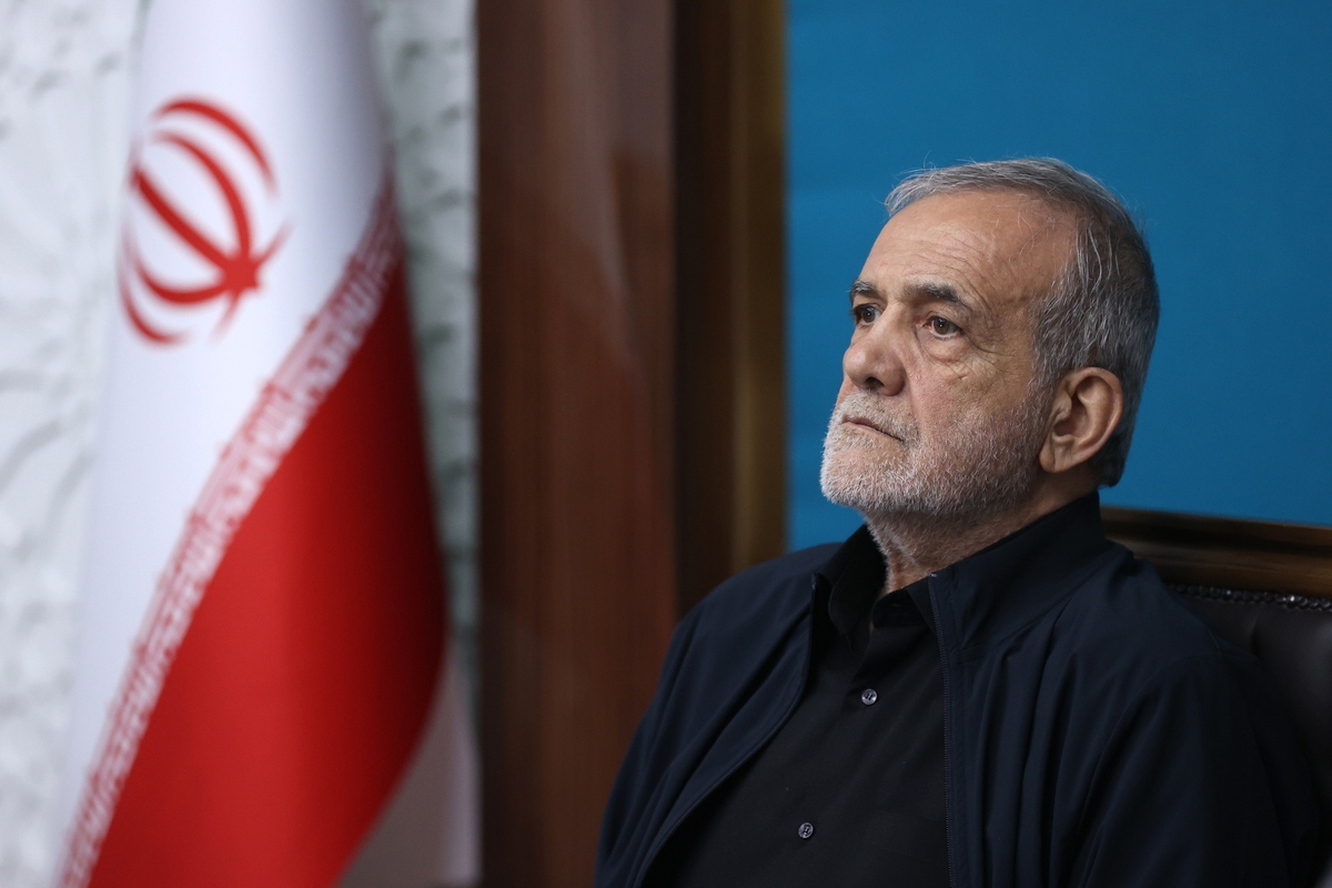 رئیس‌جمهور بر لزوم حفظ و مراقبت از همبستگی ملی تأکید کرد و گفت: رسانه ملی و تریبون‌های رسمی باید نهایت دقت را داشته باشند که هیچ سخن یا حرکتی وحدت ملت را خدشه‌دار نکند. همان‌گونه‌که رهبر معظم انقلاب اسلامی فرمودند، پیروزی اخیر متعلق به همه ۹۰ میلیون ایرانی است، نه یک جناح یا گروه خاص.