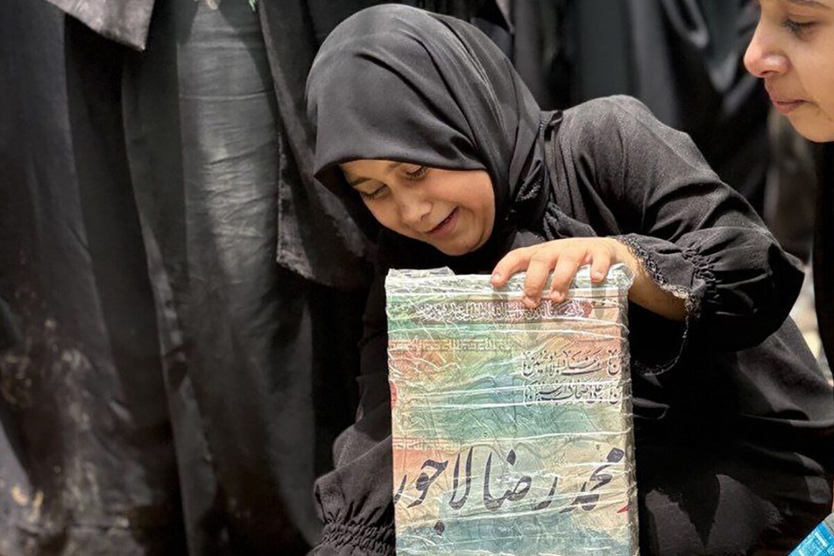 سروان پاسدار محمدرضا لاجوردی در جریان مقابله با تجاوزات رژیم صهیونیستی شهید شده بود، دختر این شهید صحبت‌های زیبایی را در خصوص شهادت پدرش در شب چهارم محرم به زبان آورد.