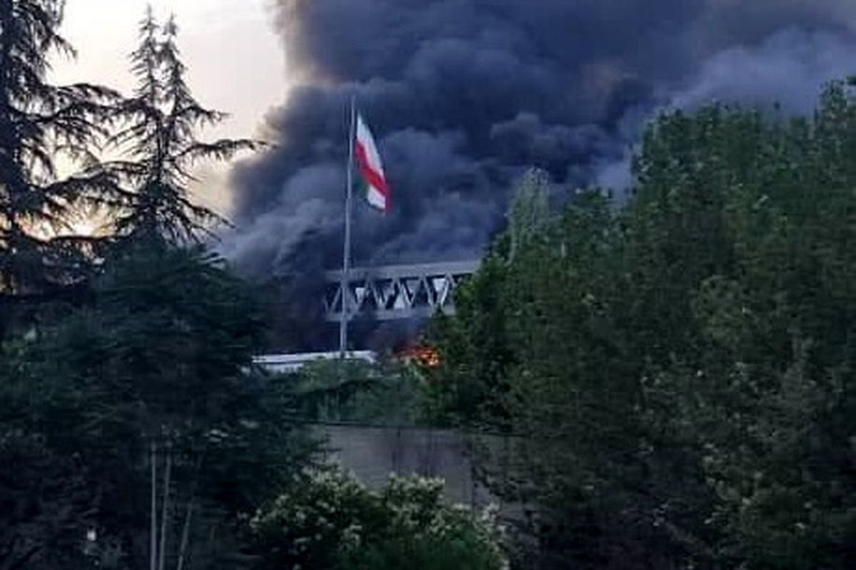ویدئویی از روایت ایستادگی ناظر پخش شبکه خبر در زمان حمله رژیم صهیونیستی به ساختمان شیشه‌ای صداوسیما را مشاهده می‌کنید.