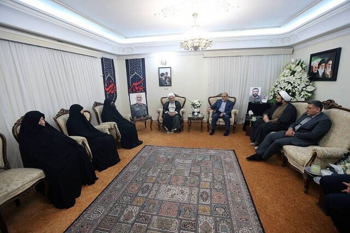 رئیس مجمع تشخیص مصلحت نظام با حضور در منزل سپهبد شهید حسین سلامی با خانواده وی دیدار و گفت‌و‌گو کرد.