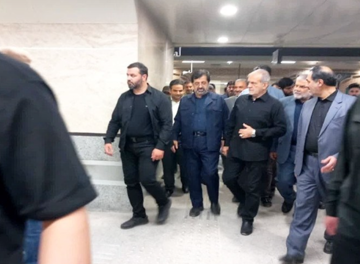 رئیس جمهور با حضور در میدان مطهری قم از طرح مترو بازدید کرد.