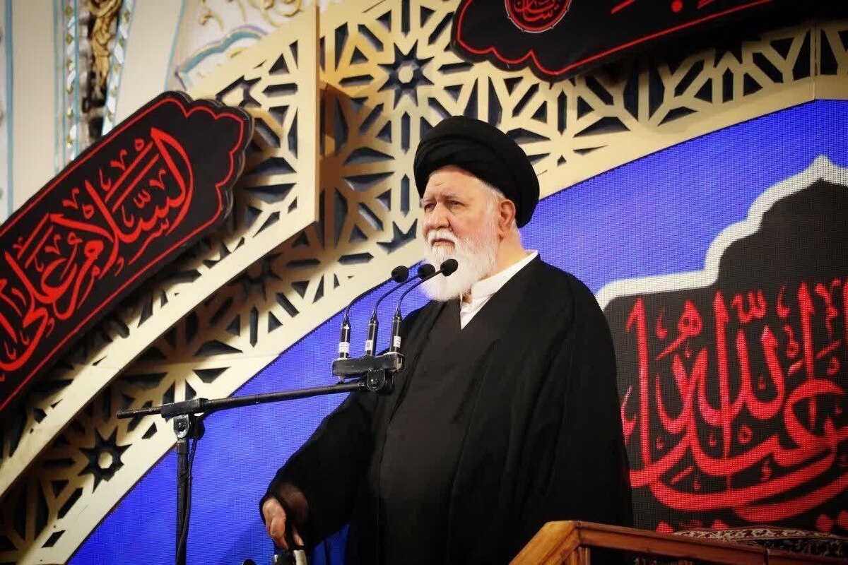 نماینده ولی فقیه در خراسان رضوی با تأکید بر این‌که دشمن مخالف دانش است تا سرمایه عظیم استقلال برای مردم حاصل نشود، خاطرنشان کرد: متأسفانه در جامعه با دو زمزمه نابجا مقابل هستیم، زمزمه اول این‌که می‌گویند امروز که این انسجام و وحدت اجتماعی به وجود آمده، نسبت به مسائل و اصول دین تسامح کنیم، حالا کشفی حجابی شده، آن را نادیده بگیریم؛ اگر با توجیه حفظ انسجام در مسئله دین وارد تسامح شدیم، از دین خدا دست برداشتیم و یا برخی شعائر دینی را زیر پا گذاشتیم، همان کاری را انجام دادیم که دشمن می‌خواهد.