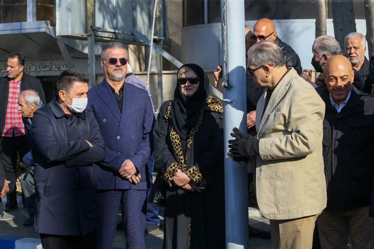 امیر قلعه‌نویی برای تداوم حضور علی نظری‌جویباری در مدیریت باشگاه استقلال با مالکان این باشگاه در هلدینگ خلیج فارس رایزنی کرده است.