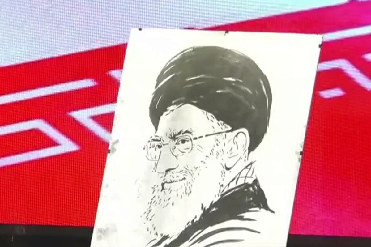 رونمایی از عکس رهبر معظم انقلاب اسلامی به‌عنوان قهرمان جنگ ۱۲ روزه که مردم با قیام و لبیک یا حسین(ع) پاسخ دادند.