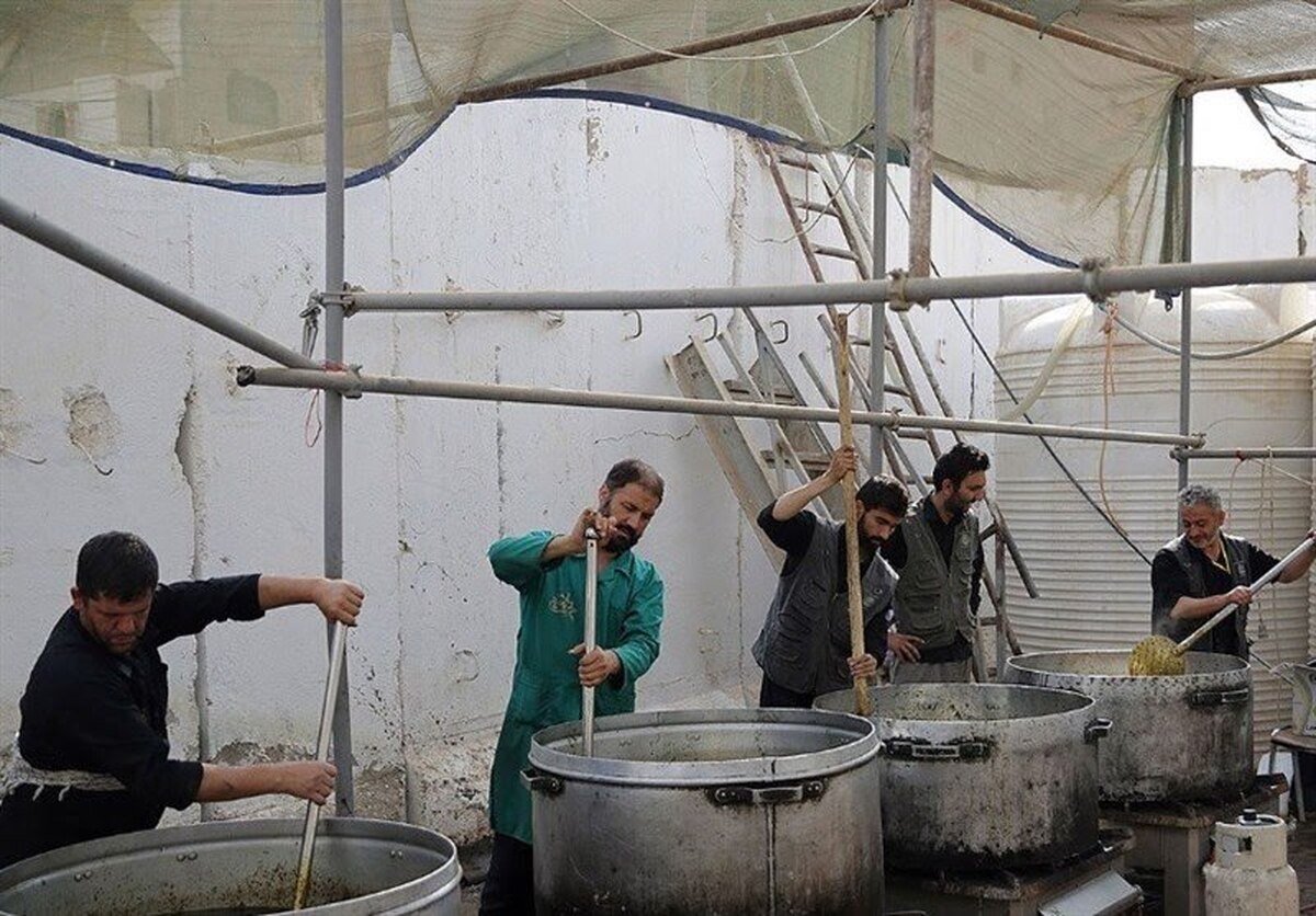 در آستانه اربعین حسینی، خادمان بارگاه منور رضوی، با برپایی مواکب خود در عتبات‌عالیات عراق، به جمع کثیری از عاشقان حضرت اباعبدالله الحسین (ع)، خدمت رسانی می‌کنند.