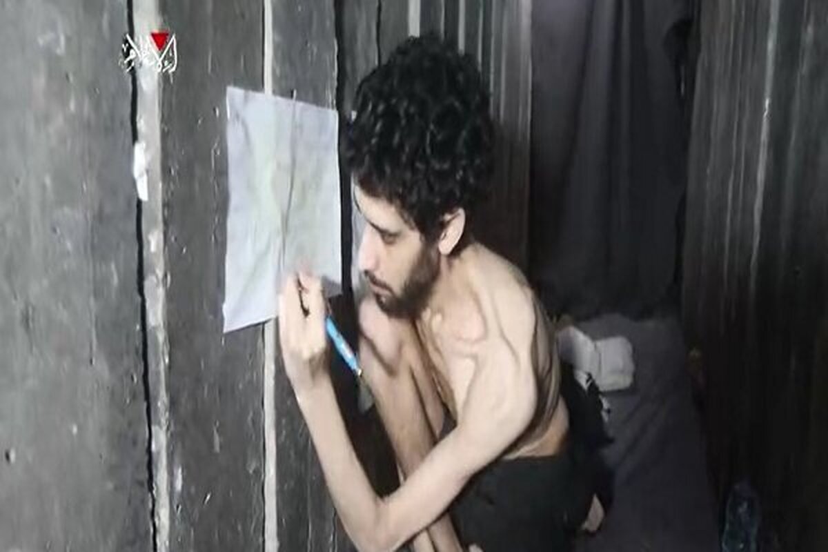 صهیونیست ها به ویدئوی ساعاتی قبل قسام درباره اسیر اسرائیلی که به شدت رنجور و لاغر شده است، واکنش نشان دادند.