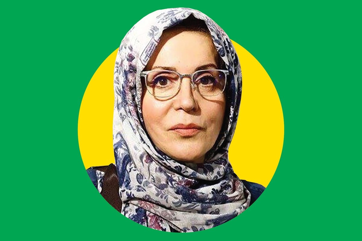 شام غریبان منصوره عالیخانی، نه فقط تصویری از اندوه عاشورا، بلکه قابی همیشگی از شبی است که قلب وطن به درد آمد. از شبی که ناجوانمردانه، انسان‌های بی‌گناه بسیاری پر کشیدند و جای خالی‌شان در کوچه‌پس‌کوچه‌های وطن تا همیشه خالی خواهد ماند. 