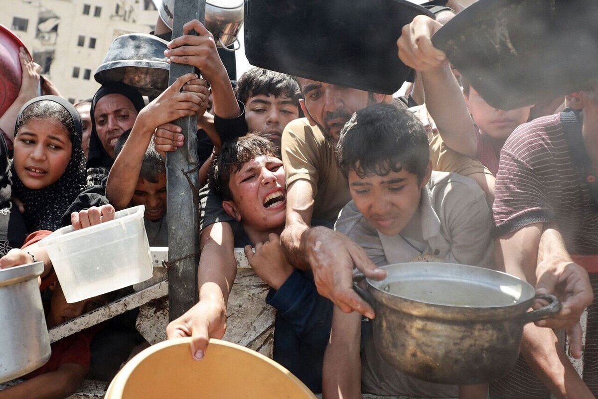 همزمان با اینکه نهاد‌های بین‌المللی نسبت به اوضاع انسانی فاجعه‌بار و قحطی بی‌سابقه در غزه هشدار داده‌اند، خبرگزاری فرانسه با استناد به مشاهدات روزانه خبرنگاران خود در این باریکه گزارش داد که «کمک‌ها در غزه در بحبوحه هرج و مرج، تیراندازی و غارتگری باند‌های تبهکار به نیازمندان واقعی نمی‌رسد».