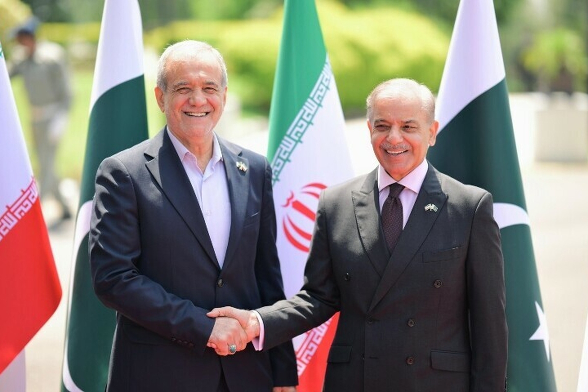 نخست وزیر پاکستان با غیرقابل قبول دانستن اقدام اسرائیل در حمله به ایران تاکید کرد که ایران حق دارد برای برنامه‌های صلح آمیز، از انرژی هسته‌ای استفاده کند.