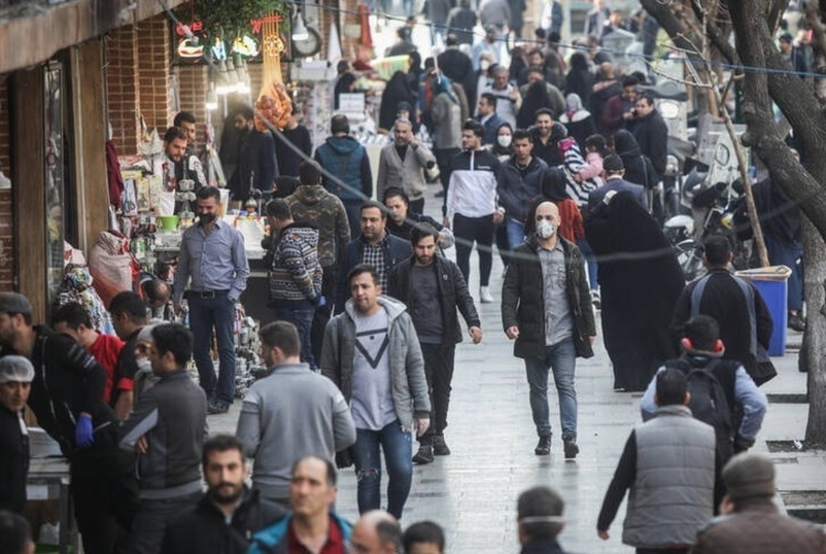بر اساس اعلام وزارت بهداشت، میانگین سنی جمعیت ایران در سال ۱۴۰۴ به حدود ۳۵ سال رسیده. این رقم نشانه‌ای واضح از حرکت ساختار جمعیتی کشور به‌سوی سالمندی است. 
این تغییر ساختار، در کلان‌شهر‌هایی مثل مشهد هم قابل مشاهده است.
براساس گزارش مرکز آمار، در سال ۱۴۰۳، بیش از ۹۵۰ هزار نفر از جمعیت مشهد در گروه سنی بالای ۵۰ سال قرار داشته‌اند.