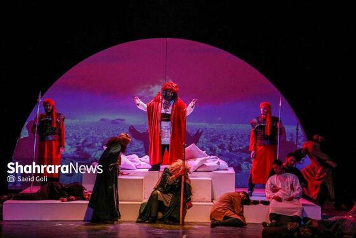 پوستر نمایش «مثنوی سرخ» نوشته آرش خیرآبادی، کارگردانی رضا حسینی و تهیه‌کنندگی مسعود حکم‌آبادی جهت اجرا در سالن اصلی تئاتر شهر مشهد رونمایی شد.