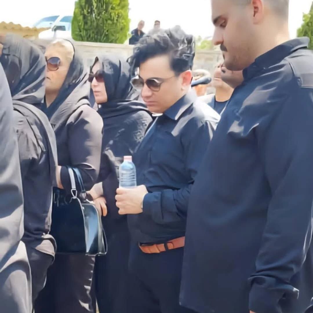 اشکهای محسن ابراهیمزاده در خاکسپاری بادیگاردش + عکس اشکهای محسن ابراهیمزاده در خاکسپاری بادیگاردش + عکس