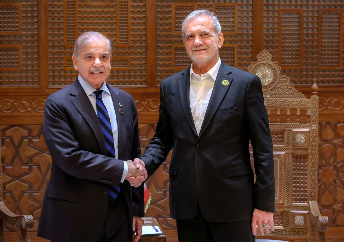 شهباز شریف نخست‌وزیر پاکستان شعری از سعدی خواند: دوست آن باشد که گیرد دستِ دوست/ در پریشان‌حالی و درماندگی. پزشکیان رئیس‌جمهور کشورمان هم شعری از اقبال لاهوری خواند: زنده هر کثرت ز بند وحدت است/ وحدت مسلم ز دین فطرت است.