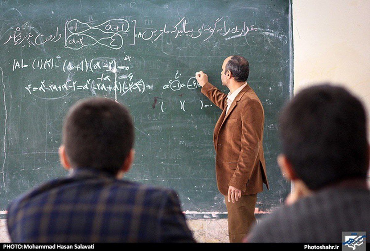 وزیر آموزش‌وپرورش از تدوین آیین‌نامه ارتقای رتبه‌بندی معلمان تا اول مهرماه ۱۴۰۴ خبر داد و بر لزوم اجرای ده‌ها اقدام دیگر برای افزایش انگیزه معلمان تأکید کرد.