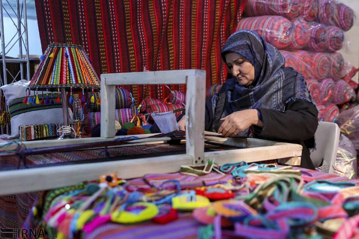 در طرح جدید وزارت کار که با هدف توانمندسازی و حمایت از مشاغل خرد و خانگی و کمک به تامین سرمایه در گردش آنها به اجرا درآمده، امکان دسترسی به بازار‌های فروش پیش‌بینی و مقرر شده پلتفرم‌های الکترونیکی ویژه‌ای برای عرضه مستقیم محصولات تولیدکنندگان به خریداران در سرتاسر کشور راه‌اندازی شود.