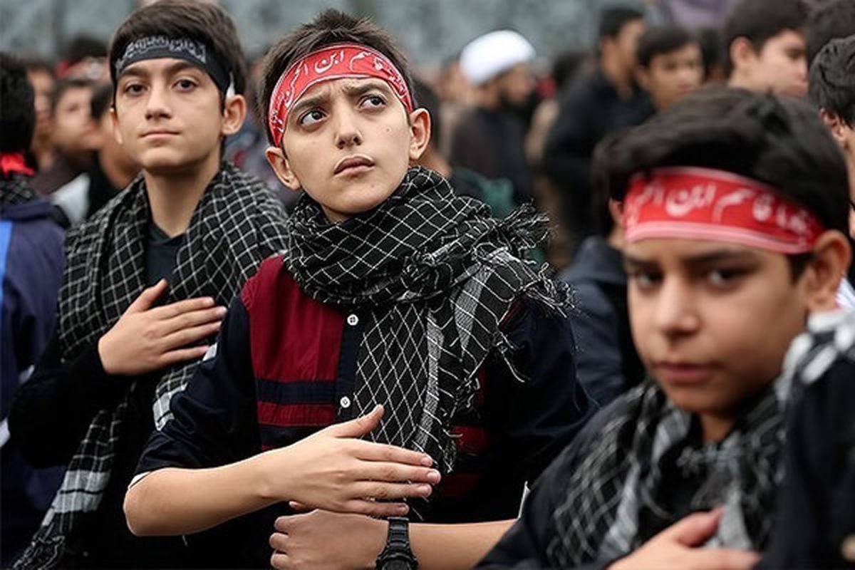 در این ویدئو مهدیار نظری، ۱۰ ساله و از نویسندگان انجمن ادبی کوله‌پشتی روزنامه شهرآرا که این روز‌ها در مراسم پیاده‌روی اربعین ۱۴۰۴ در حال پخش نذری بین کودکان زائر در مسیر کربلاست را با هم می‌بینیم.