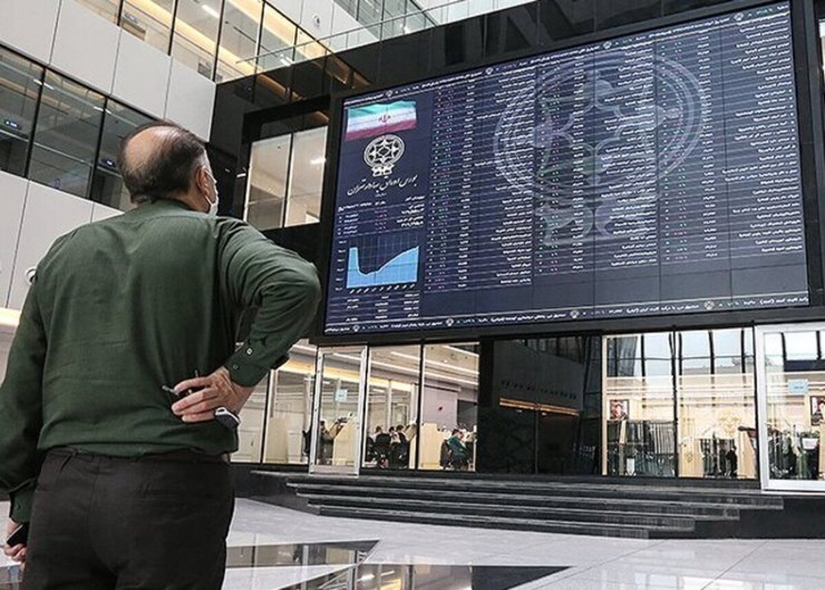 بورس در روز دوشنبه با کاهش محسوس صفوف فروش و افت شتاب خروج پول حقیقی همراه بود. روندی که می‌تواند نشانه‌ای از پایان فاز هیجانی و ورود به مرحله رکود معاملات باشد. با این حال، روند کلی بازار همچنان منفی است و ریسک‌های سیاسی و اقتصادی پابرجا مانده‌اند.