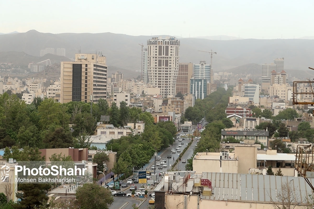 با وجود گرمای ۳۵ درجه‌ای هوا در مشهد، شاخص کیفیت هوا همچنان در وضعیت «قابل‌قبول» قرار دارد. بر اساس داده‌های رسمی، شرایط جوی در روز‌های آینده نیز پایدار خواهد بود.
