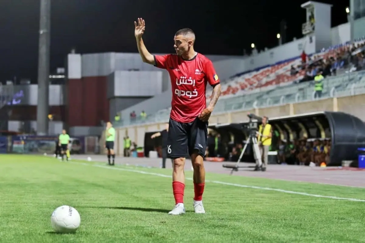 سه باشگاه پرسپولیس، استقلال و فولاد هم به جمع مشتریان ستاره پرتغالی سابق تراکتور اضافه شدند.
