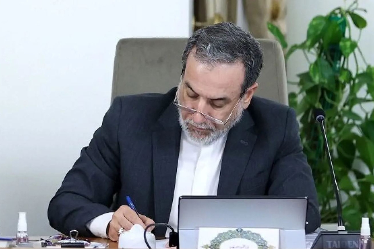 وزیر خارجه ایران ضمن تبریک انتصاب لاریجانی به‌عنوان دبیر شورای عالی امنیت ملی، از آمادگی وزارت خارجه برای «همکاری نزدیک و صمیمانه» با او خبر داد.