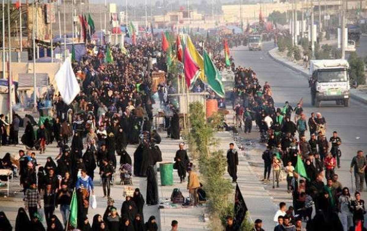 دو مسیر اصلی برای پیاده‌روی اربعین وجود دارد، اصلی‌ترین مسیر که زائران ایرانی عمدتا آن را انتخاب می‌کنند طی کردن مسیر نجف تا کربلاست که مسافت آن حدود ۸۰ کیلومتر است. مسیر قدیمی این پیاده روی یا مشایه نیز از کنار رود فرات و از میان نخلستان‌ها و روستا‌ها می‌گذرد و به طریق العلماء یا مسیر دانشمندان مشهور است.