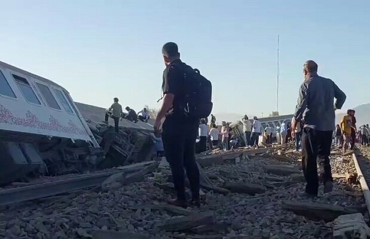 فرماندار زرند گفت: صبح امروز قطار تهران- کرمان حوالی سی‌ریز زرند از ریل خارج شد، به مسافران آسیبی نرسید.