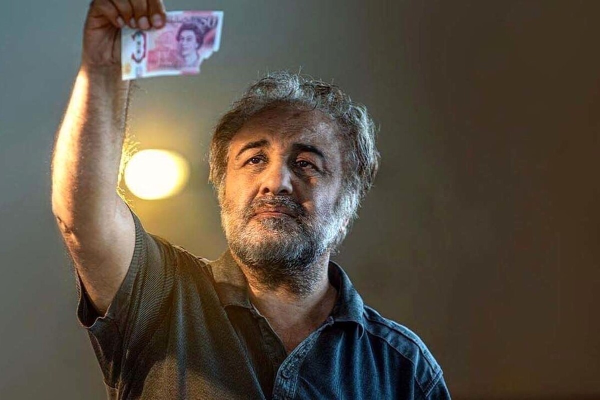 ویدئویی از حضور رضا عطاران را در اکران مردمی سریال اجل معلق ببیند.