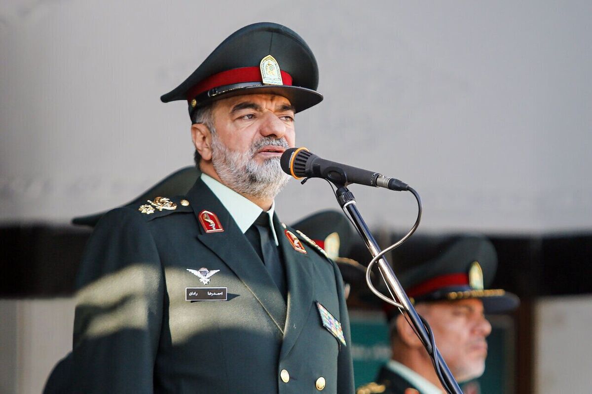 فرمانده فراجا گفت: اگر کسی گذرنامه خود را به فرد دیگری تحویل دهد حتما مورد تعقیب قرار خواهد گرفت.