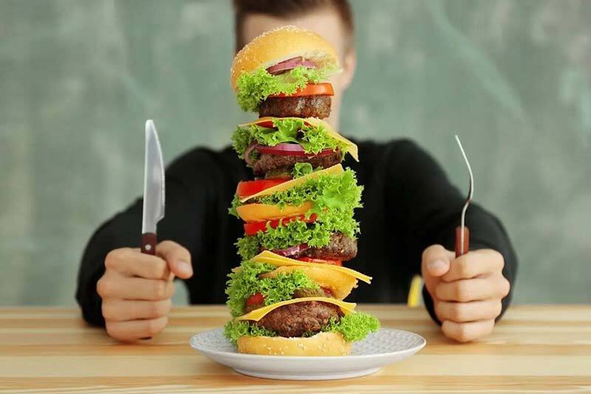 پرخوری عصبی یکی از واکنش‌های رایج بدن به استرس است. برای مدیریت این نوع پرخوری، رویکردی ترکیبی از شناخت، رفتاردرمانی و تنظیم محیط پیشنهاد می‌شود.
