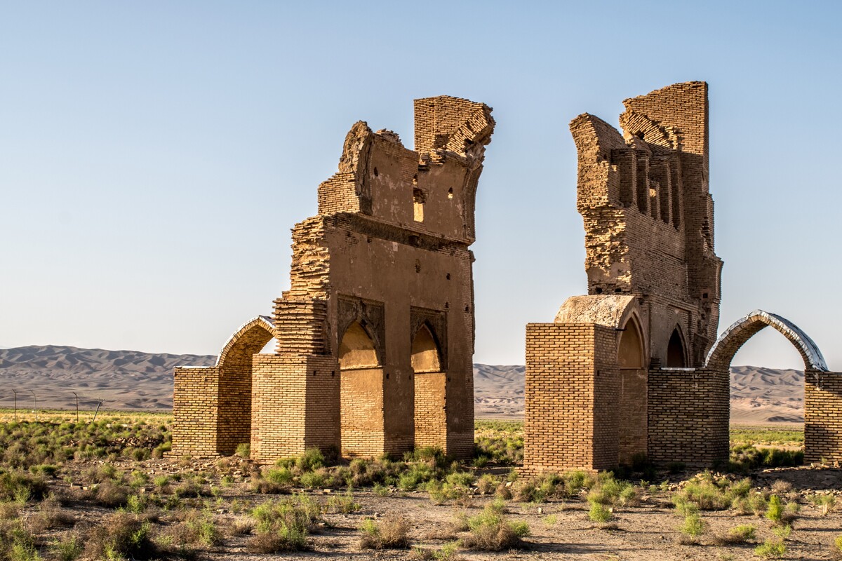 از اولین روز‌های پاگرفتن دین اسلام، مسجد پایگاه اصلی مسلمانان بوده و رفته‌رفته با گسترش اسلام در ایران، جایگاهی ویژه در معماری ایرانی‌اسلامی به‌دست آورده است.