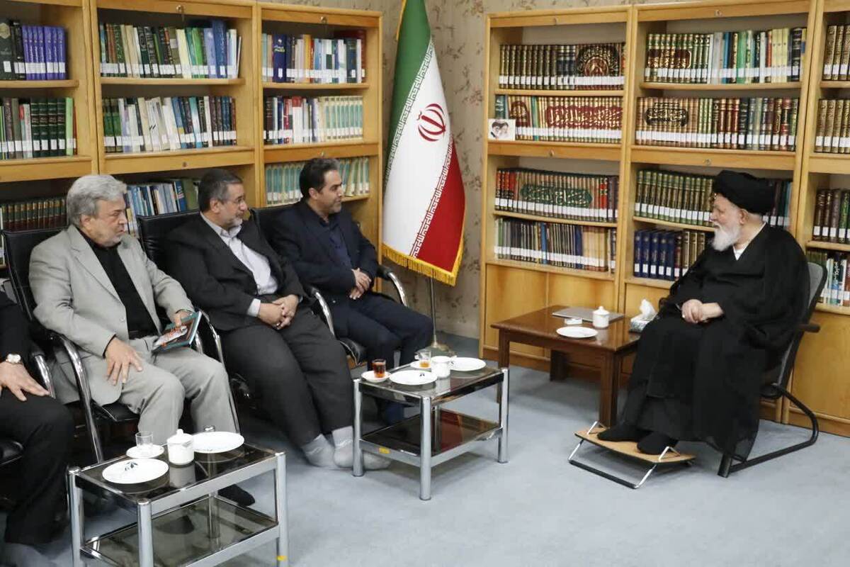 نماینده ولی فقیه در خراسان رضوی بر اولویت قرار دادن حل مشکلات کارگران، نظارت دقیق بر فعالیت معادن و توسعه اشتغال پایدار در استان تاکید کرد و خواستار ارتباط مستقیم با جامعه، شناسایی دقیق مشکلات کارگری و کارفرمایی و ارائه راهکار‌های عملی برای رفع آنها شد.