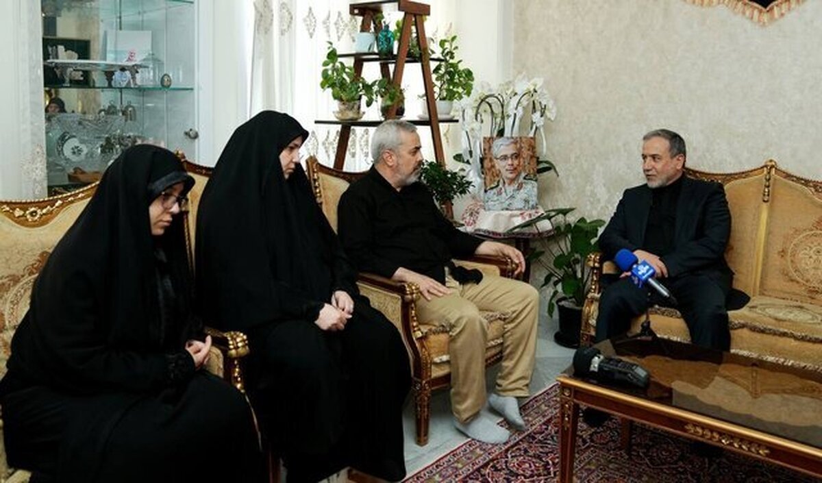 وزیر خارجه ایران در دیدار خانواده شهید باقری گفت: تصمیمات بزرگ نظام در مجموعه مدیریت عالی نظام اتخاذ می‌شود؛ ما تابع هستیم و هر زمانی لازم باشد، سرباز هستیم.