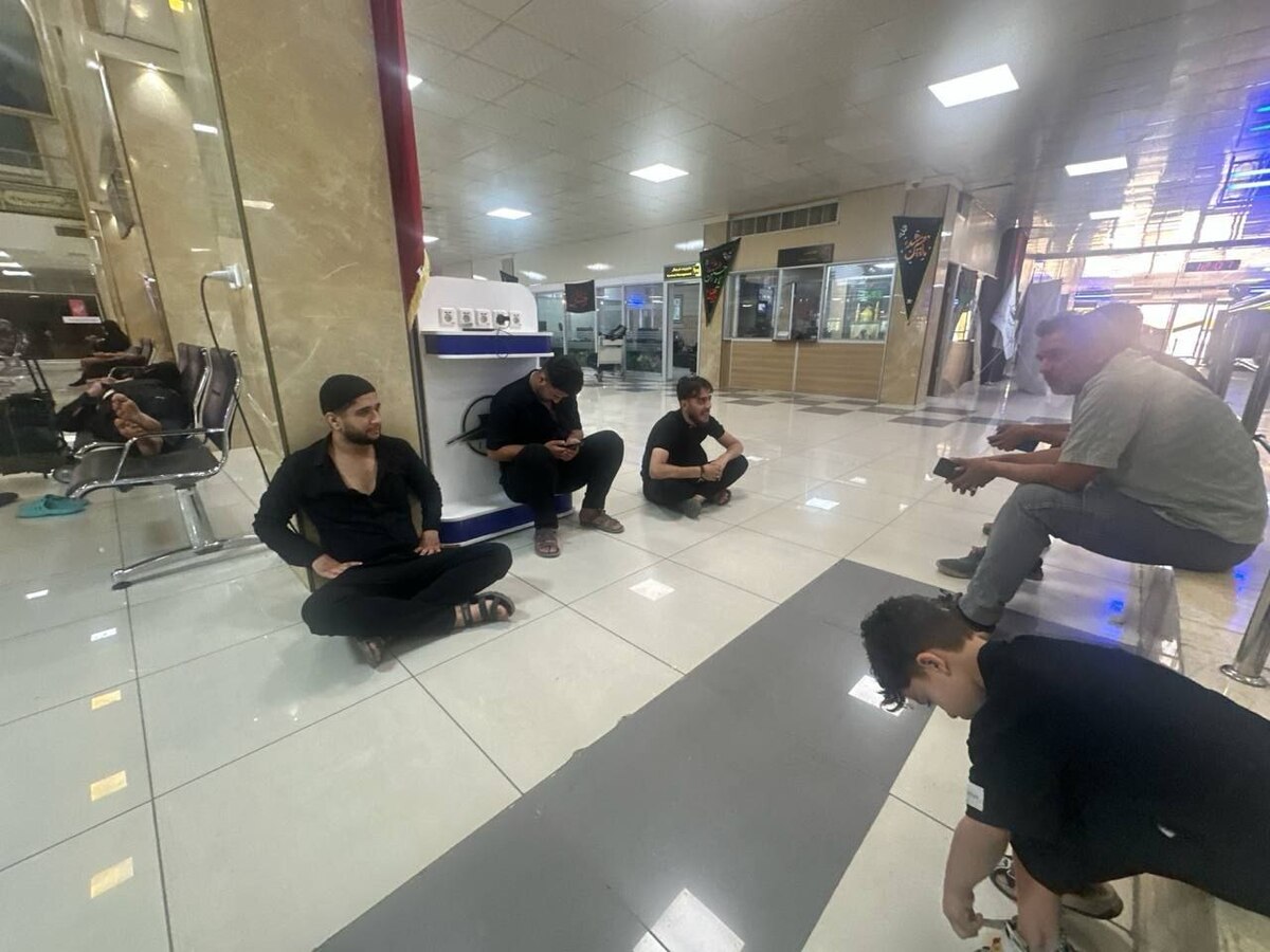 مسافران پرواز آبادان به مشهد امروز دوشنبه ۲۰ مردادماه ۱۴۰۴ به مدت ۸ ساعت  در فرودگاه آبادان سرگردان بودند.