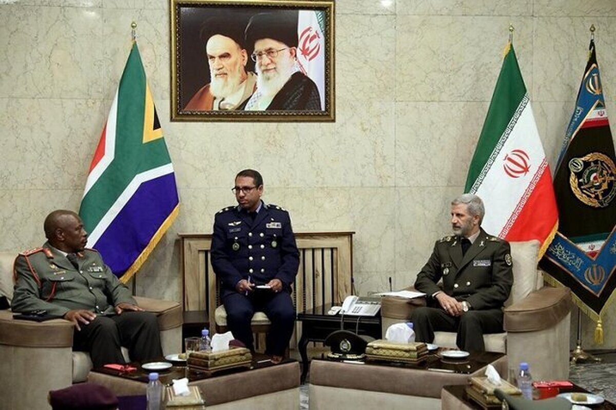 ارتشبد رودزاین مافوانیا فرمانده نیروهای دفاع ملی آفریقای جنوبی با حضور در ستاد فرماندهی کل ارتش، با امیر سرلشکر حاتمی فرمانده کل ارتش جمهوری اسلامی ایران دیدار کرد
