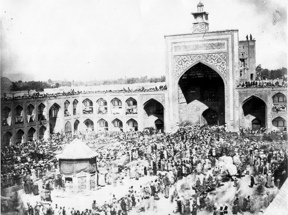 در گذشته اغلب سیاحان به‌دلایلی غیر از ثبت‌وقایع تاریخی اقدام به نوشتن سفرنامه می‌کرده‌اند. یعنی نوشتن سفرنامه برای حفظ تاریخ نبوده است؛ بیشتر آن‌ها آمارنامه‌هایی بو‌د‌ه‌اند که با هدف‌های استعمارگرایانه نگارش می‌شده‌اند.