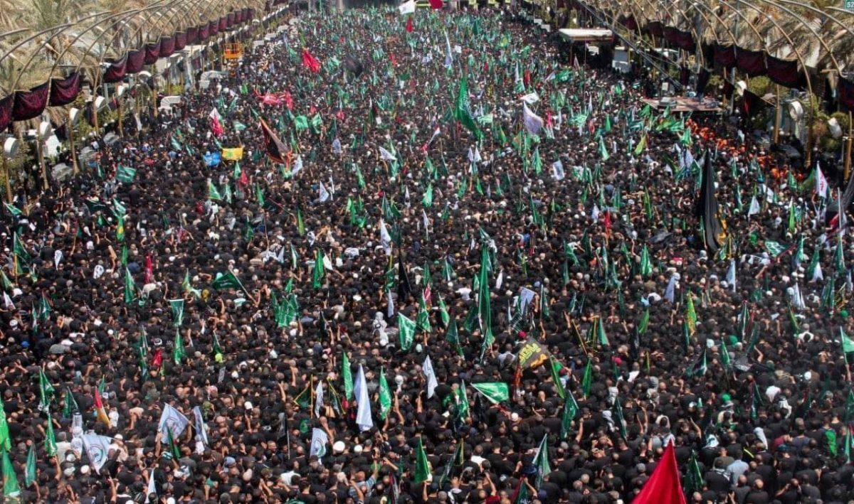جمعیت عزاداران حسینی در آستانه اربعین در حرم امام حسین (ع)حضور یافتند.