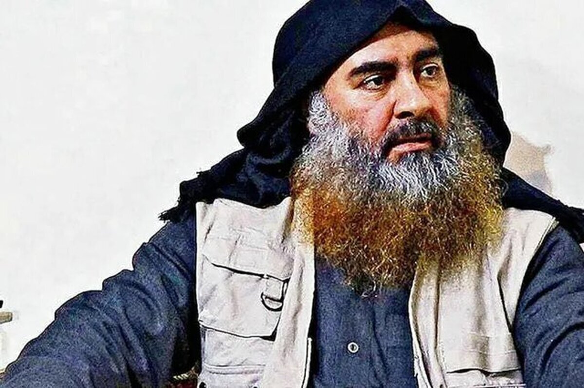 ظهور ناگهانی وزیر خارجه جدید سوریه، اسعد الشیبانی، با شباهت ظاهری عجیب به رهبر پیشین داعش، ابوبکر البغدادی، موجی از ابهامات و حدس و گمان‌ها را در رسانه‌های مخالف دولت سوریه و شبکه‌های اجتماعی به راه انداخته است. برخی تحلیل‌ها احتمال زنده بودن البغدادی و ایفای نقش سیاسی او در قالبی جدید را مطرح می‌کنند.