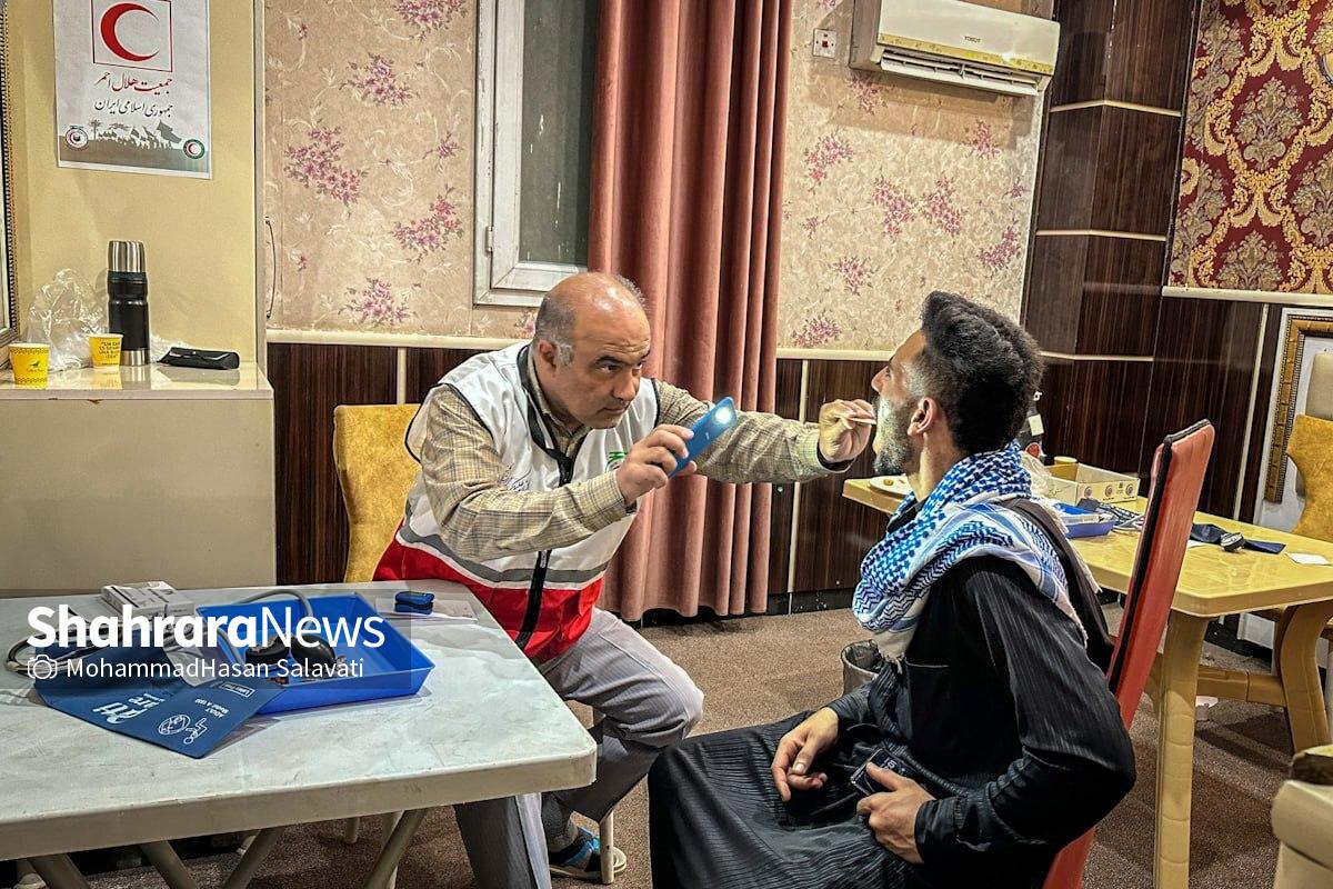 داوطلبان مشهدی هلال احمر این روز‌ها در درمانگاه علی بن موسی الرضا (ع) در شارع امیرالمؤمنین (ع) نجف، جایی که روزانه بیش از ۳ هزار بیمار رفت وآمد می‌کنند؛ با تمام توان در حال خدمت به بیماران هستند.