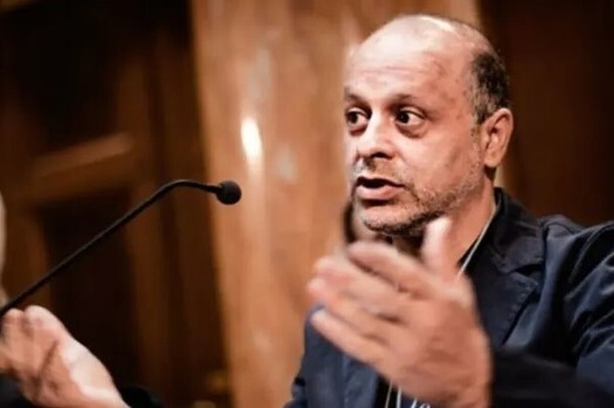 اکبر گنجی در توییتی نوشت: من در ۲۵ سال گذشته به فارسی و انگلیسی اسرائیل و نتانیاهو را نقد کرده‌ام.حالا نتانیاهو «رضا وطن فروش خائن» را ول کرده و کتاب “the road to democracy in iran” من ناقد همیشگیِ اسرائیل و جنایتکار جنگیِ نسل کُش را معرفی می‌کند. خاک عالم بر سر خاندان پهلوی و سلطنت طلبان.