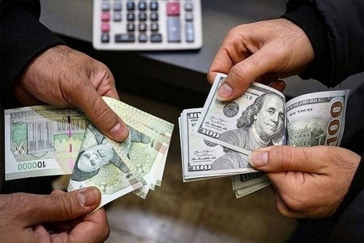 قیمت دلار در هفته سوم مرداد ۱۴۰۴، تحت تأثیر مستقیم اخبار سیاسی، به‌ویژه پرونده هسته‌ای و تحرکات تروئیکای اروپایی، روند پرنوسانی را تجربه کرد. این اسکناس با سیگنال‌های مساعد سیاسی از کانال ۹۴ هزار تومانی پایین آمد و تا قیمت ۹۱ هزار تومانی عقب‌نشینی کرد و باز دیگر با افزایش وزن اخبار نامساعد، صعودی شد. قیمت دلار در آخرین معامله هفته سوم مرداد در کانال ۹۳ هزار تومانی بسته شد و به تعطیلات سه روزه رفت. آیا دلار روز شنبه را افزایشی آغاز می‌کند؟